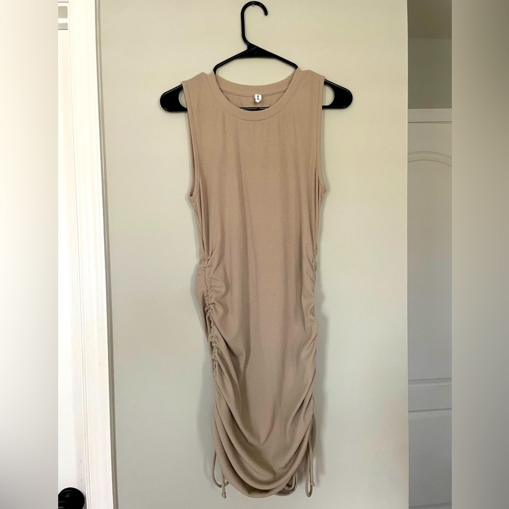 Wishlist casual tan adjustable length dress. Sinches on the sides. Size Large